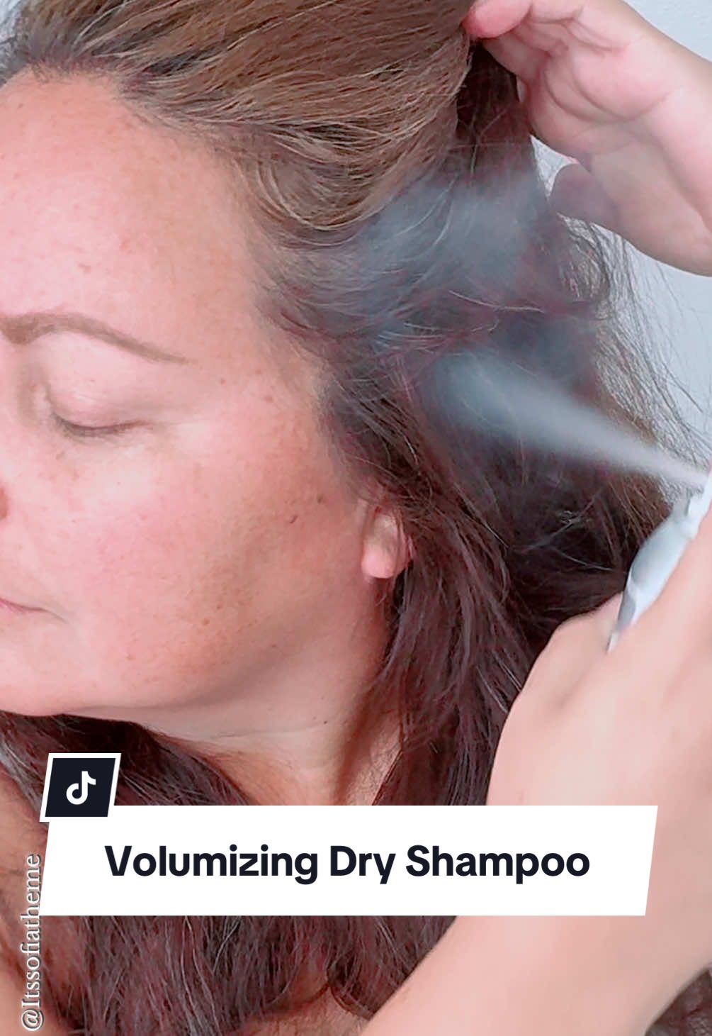 Volumizing Hair Dry Shampoo. It absorbs oil, sweat and odor. Delivers a clean and fresh scent. Free of Talc, silicone, paraben, colorant and heavy metal. With Pantenol and Vitamin E 🚨  @HALOVIDA #halovida #haircareproducts #oilyhair #dryshampoo #cleanhair 