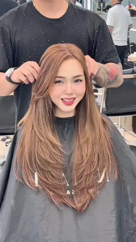 🍂 Gió mùa về, ai cũng khoác áo, còn mình thì “khoác” luôn mái tóc layer bồng bềnh  🍂 Tóc đẹp – gương mặt sáng – mùa lạnh mà vẫn xinh rụng tim 💖 #namanhhairsalonn #hair #fyp #hairstyle 