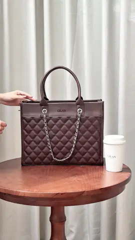 Gani khoác lên mình gam Nâu choco trầm ấm - một tông màu mang nét trưởng thành, nhã nhặn nhưng vẫn giữ được sự trẻ trung cần có. Không quá nổi bật nhưng càng ngắm càng thấy xuyến xao, các nàng cùng đón xem phiên bản màu mới này của Gani nha! 🤎 #GILAN #OOTD #túixáchđựnglaptop #tuixachGILAN 