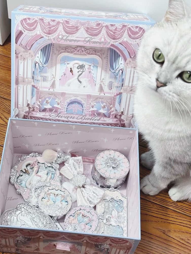 Box Quà Mà Bạn Gái Nào Cũng Thích Swan Ballet Hoa Biết Flower Knows 🦢 #goiyquatang #flowerknows #makeup #xuhuong #fyp 