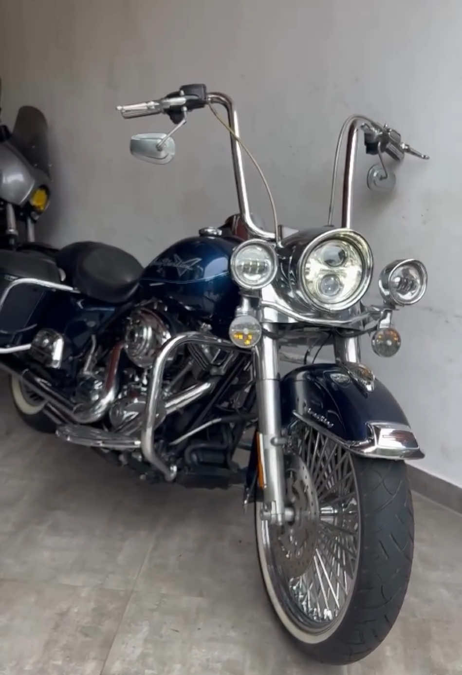 FORSALE‼️ Roadking 2012 Full Acc Chicanos Style 📲 081217110988 #aufagarage #jualharley #roadking #chicanostyle 