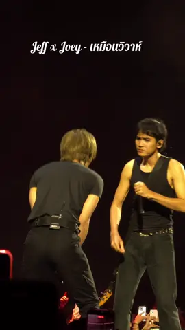 ฟินกันชัดๆ #เหมือนวิวาห์ #jeffsatur #joeyphuwasit #โจอี้ภูวศิษฐ์ #screamfest2025   ศิลปินบนเวที Scream Fest 2025 สวมชุดขาวดำ 🖤🤍