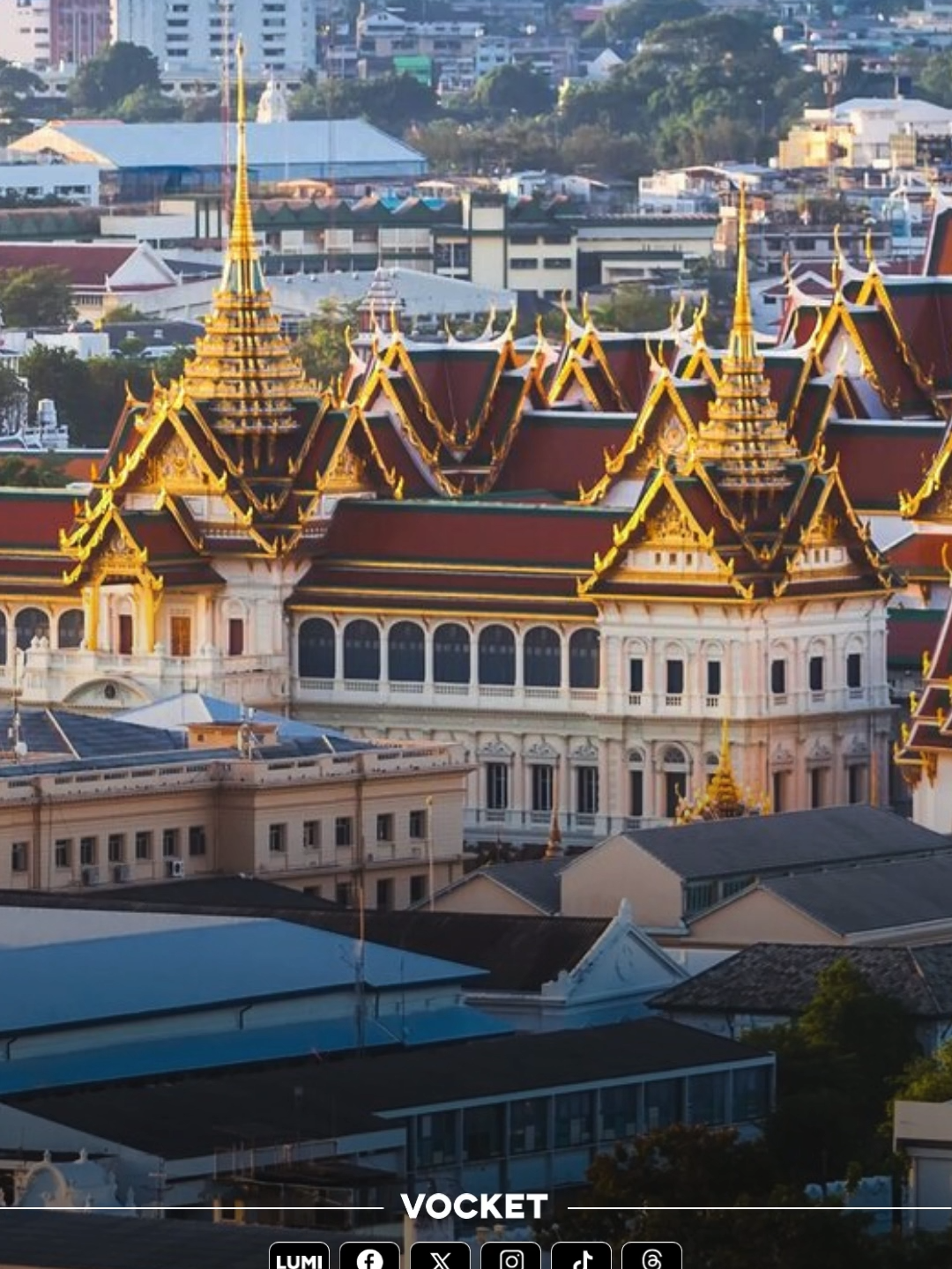 Rakyat Malaysia yang berkunjung ke Thailand digalakkan untuk memakai pakaian berwarna hitam, putih atau warna gelap lain sebagai tanda hormat susulan kemangkatan Ratu Sirikit, ibu kepada Raja Thailand sekarang, Raja Vajiralongkorn. Presiden Persatuan Perdagangan dan Pelancongan Halal Thailand–Asia Tenggara, Aida Oujeh, berkata tindakan itu amat dihargai oleh rakyat Thailand sepanjang tempoh berkabung negara, petik New Straits Times. #thailand #trendingnewsmalaysia #fyp #vocket
