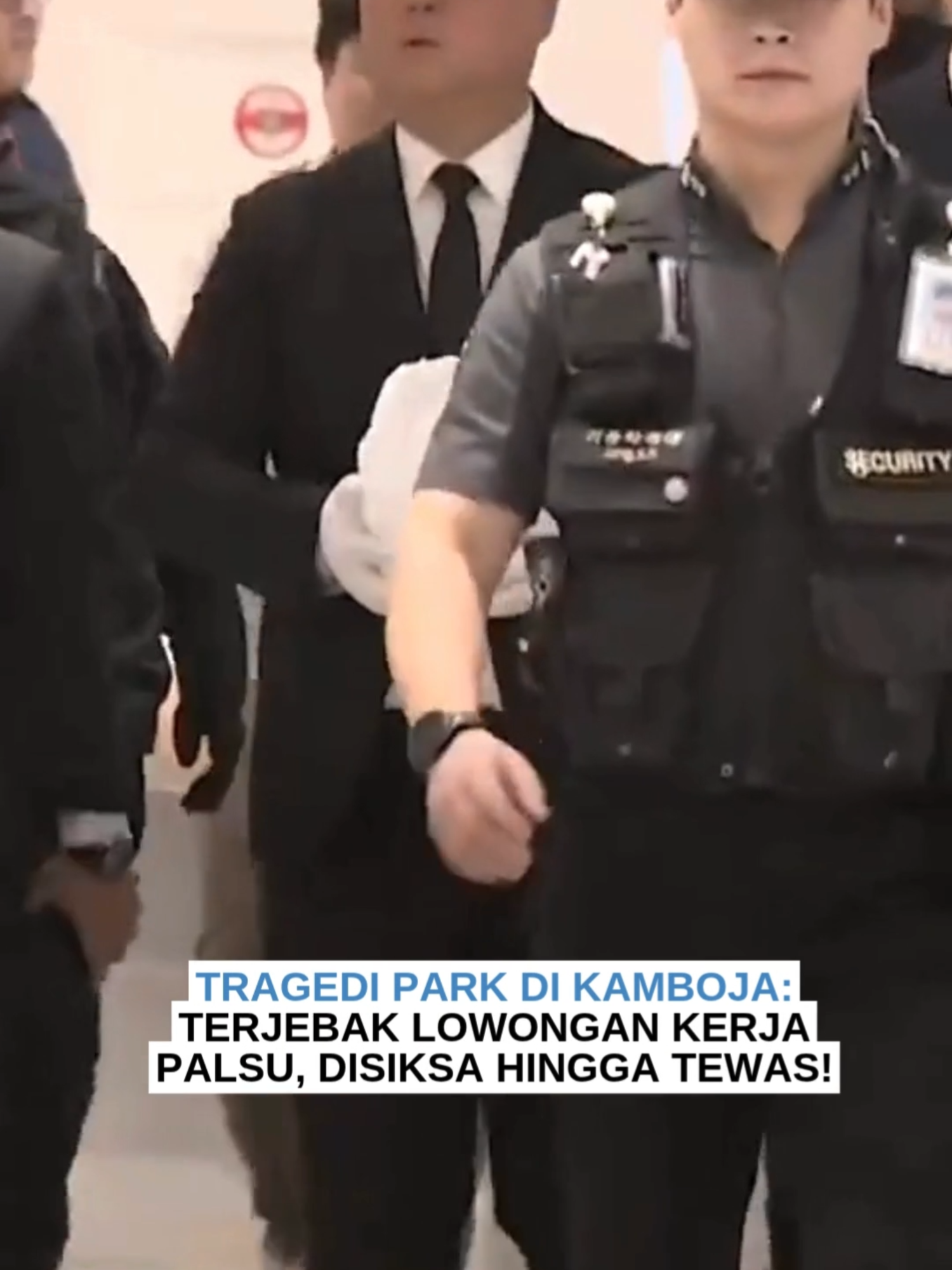 Kisah memilukan datang dari seorang pelajar asal Korea Selatan, Park (20), yang pergi ke Kamboja karena tergiur iklan lowongan kerja palsu. Niat hati mencari pengalaman, tapi justru berakhir tragis. Ia dipaksa bekerja di pusat penipuan online dan disiksa hingga tewas setelah menolak. Keluarga bahkan sempat diancam dan dimintai tebusan 50 juta Won sebelum akhirnya kehilangan kontak dengan pelaku. Jenazah Park ditemukan di Provinsi Kampot dalam kondisi mengenaskan. Polisi Kamboja mengungkap, ia mengalami penyiksaan luar biasa sebelum meninggal. Orang tuanya hanya bisa menangis membaca surat kematiannya yang anak mereka bahkan tak bisa kembali pulang ke tanah air. Sebuah tragedi yang mengingatkan kita agar selalu waspada terhadap tawaran kerja luar negeri yang mencurigakan. #Genvoice #TragediPark #WaspadaJobScam #KeadilanUntukPark