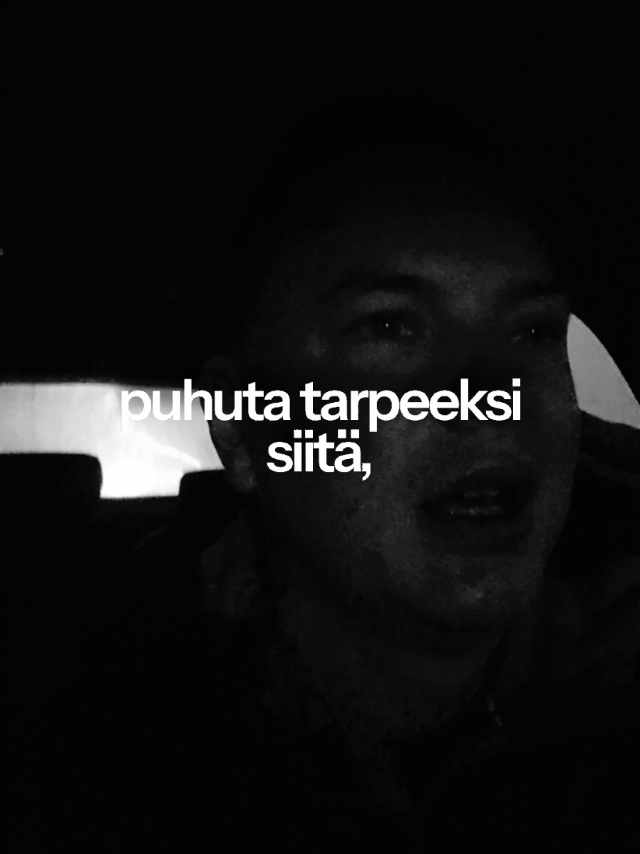 Eikö ookin outoo, miten voi ikävöidä jotakuta – vaikka tietää, että oma elämä on oikeesti parempaa ilman sitä? Siitä ei puhuta tarpeeks. Siitä, miltä tuntuu kävellä pois jonkun luota, joka satutti, väsytti ja sai sut epäilemään omaa arvoas – ja silti sä ikävöit sitä. Ei siksi, että haluisit sen takas, vaan koska oli niitäkin hyviä hetkiä. Sydän ei vaan oo vielä ihan pysyny mielen perässä. Ja joo, se sekottaa. Ikävöidä jotakuta, joka ei ollu sulle hyvä. Mut se ei oo heikkoutta. Se on surua. Sä suret sitä, mitä toivoit sen olevan – et sitä, mitä se oikeesti oli. Jos oot nyt siinä tilanteessa, että kaipaat jotain, vaikka tiedät, että oot parempi ilman – niin oo itselles lempee. Ikävä ei tarkota, että teit väärän valinnan. Se tarkottaa, että sä rakastit syvästi – ja nyt sä vihdoin valitset ittes. 🤍 👉 Seuraa @_f1gy jos tää kolahti sydämeen. #rakkaus #suru #itsearvostus #itsetuntemus #kasvu #tunteet #f1gy 