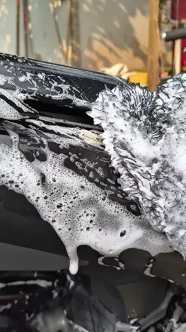 Nyuci motor jadi cepat pakai wash mitt microfiber dari kilap premium #washmitt #cucimotor #motorkinclong #produkbaru #fyp 