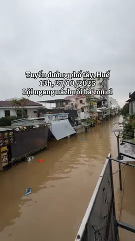 Lụt ở Huế, các tuyến đường trung tâm ngập sâu lắm rồi 🥹