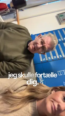 D.31 oktober kl 18:40 skal jeg i go aften live på TV2 📺❤️ Det skulle far jo selvfølgelig lige have besked om og det faldt i god jord, som han siger man skal jo være god til noget og det kan jeg kun give ham ret i, han er god til og være ham.  Jeg håber i vil se med 🫶🏼 #tv2 #alzheimers #dementia 