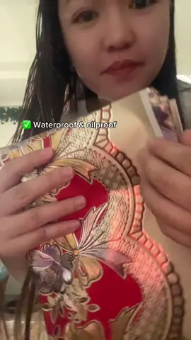 Punasan mo na lang ‘yung stress, hindi mesa 😏 Waterproof. Oilproof. Walang abala sa talsik at mantsa! #BudolFinds #KitchenMustHave #WaterproofTablecloth #SulitDeals