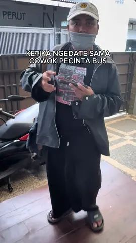 Ko koleksi cowo2 skrng pada anehh ya 😭