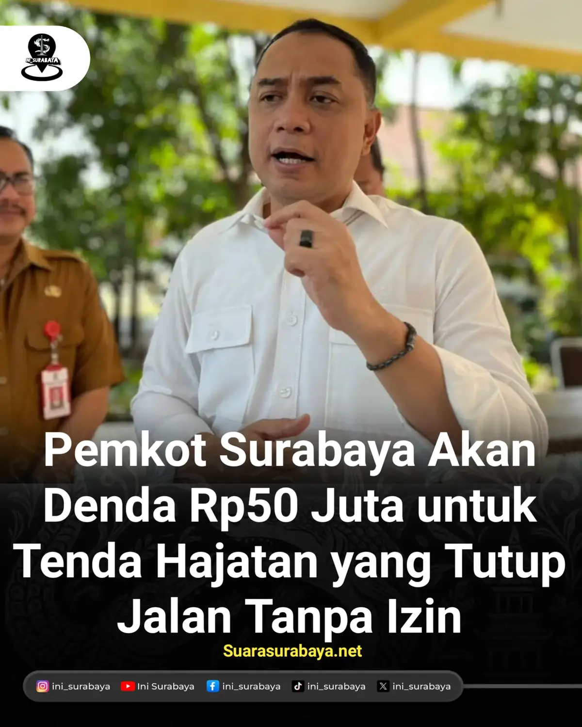 Pemerintah Kota (Pemkot) Surabaya akan memberi denda sebesar Rp50 juta bagi pihak yang menutup akses jalan tingkat nasional, provinsi, maupun kota dengan tenda hajatan tanpa izin. Eri Cahyadi Wali Kota Surabaya menyebut, denda menutup jalan tanpa izin itu merujuk pada UU Nomor 22 Tahun 2009 tentang Lalu Lintas dan Angkutan Jalan. Kalau tidak ada izin, maka akan ada sanksi. Sanksinya itu besar sampai dengan Rp50 juta, dan itu nanti yang kita sosialisasikan. Maka kita harus tegas seperti ini, kalau tidak, orang bingung,” kata Eri dalam keterangan resminya, Senin (27/10/2025). Pengajuan izin mendirikan tenda di jalan, lanjutnya, tak bisa dilakukan langsung ke kepolisian. Nantinya harus berjenjang disertai keterangan dari RT/RW dan kelurahan terlebih dahulu. “Soal tenda hajatan sudah kita sampaikan, maka dia harus memiliki izin. Dan izin hari ini sudah disepakati tidak boleh izin secara langsung (kepolisian),” katanya lagi. Wali Kota Surabaya itu menegaskan, tanpa pengantar dari tiga unsur itu, Kepolisian Sektor (Polsek) setempat tidak akan menerbitkan izin untuk pemohon. “Polsek tidak akan pernah mengeluarkan izin lagi sebelum ada pengantar yang disepakati oleh RT, RW, dan Lurah,” tegasnya. Dia menambahkan, kebijakan ini merujuk ke sejumlah regulasi, yakni Undang-Undang (UU) Nomor 22 Tahun 2009 tentang Lalu Lintas dan Angkutan Jalan Lalu, Peraturan Kepala Kepolisian Negara Republik Indonesia (Perkapolri) Nomor 10 Tahun 2012 tentang Pengaturan Lalu Lintas Dalam Keadaan Tertentu dan Penggunaan Jalan Selain Untuk Kegiatan Lalu Lintas. Terakhir Peraturan Daerah (Perda) Kota Surabaya Nomor 2 Tahun 2014 tentang Penyelenggaraan Ketertiban Umum dan Ketentraman Masyarakat. Selain itu, Eri mengingatkan ke warga yang menutup jalan untuk hajatan, wajib mengumumkan rencana penutupan itu setidaknya tujuh hari sebelum pelaksanaan. .  .  ■■■■■■■■■■■■■■■■■■■■■ SUMBER 📷 : Suarasurabaya.net  ■■■■■■■■■■■■■■■■■■■■■ . #surabaya #ini_surabaya #inisurabaya #MainkeSurabaya #JatimIstimewa 