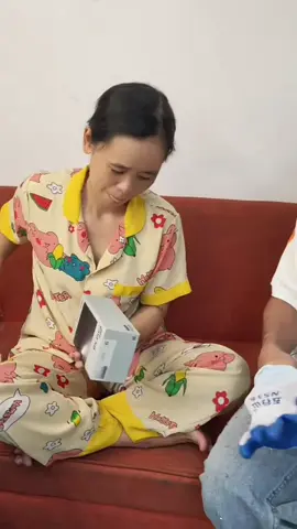 Lê Dương Bảo Lâm tặng đt oppo. ơ mà khoan  hình như nó là:... #oppo #oppofindx8 #hasselblad  #leduongbaolam 