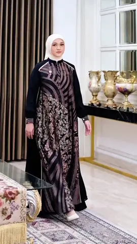 Azria dress sudah mendarat dengan aura classy yang sulit ditolak Materialnya lembut berkilau, detailnya bikin percaya diri naik beberapa level. Busui friendly, wudhu friendly, pokoknya siap menemani setiap momen cantikmu Pilih warna favoritmu, dan bersiaplah tampil effortlessly elegant Cantikmu… upgrade sekarang bareng Azria dress by NINOS 💫✨ #fyp #dress #dressmewah #ninosdesign #azriadress 