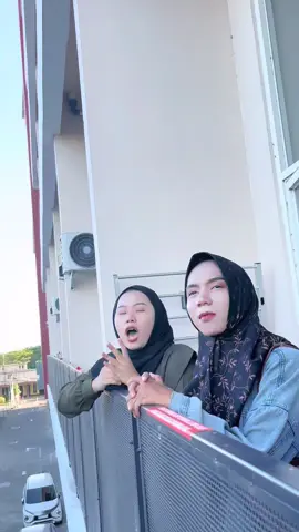 Surabaya panasnya udah kayak ujian kesabaran 😭☀️ Untung ada Sunscreen Hiqween, kulit tetap adem, muka tetap kinclong 🤭✨ 📌 Wajib banget dipake tiap keluar rumah yaa~ #hiqweenskincare #fyp #skincareviral #sunscreenhiqween #fyppppppppppppppppppppppp 