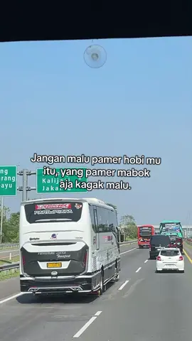 Mana hobi mu? #fyppppppppppppppppppppppp #tunggaljayatransport #busmania #katakata #lewatberanda @Team Padu Mangkat 