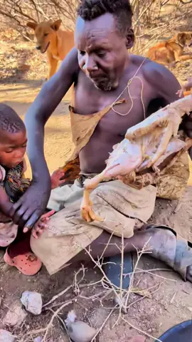 Grandpa eats bird with his grandson🤤 #tribe #videoviral #survival #hadzabetribe #bushman 