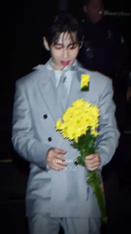 Chỉ cần là của Thv tặng thì hoa cúc màu gì cũng không quan trọng 😘 #bts #taehyung #v #thv #mn_64 