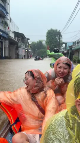 1 năm đi du lịch 1 lần thì gặp trận lũ lụt Huế 😌 Hội ce du thuyền trên phố Sông Hương 😌  #hue #lulutmientrung #bao 