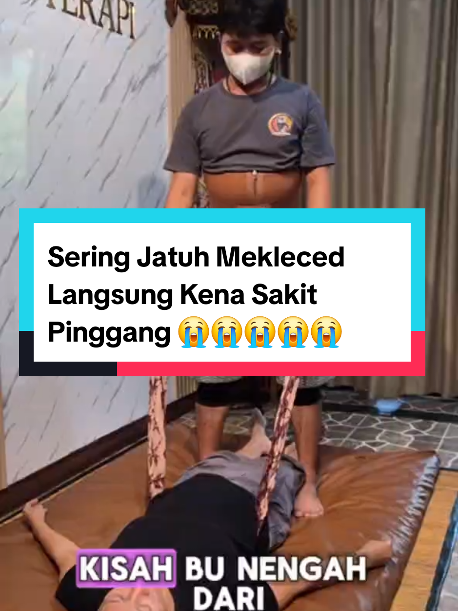 Akibat Jatuh Mekleced Langsung Kena Sakit Pinggang 😱😱😱 . . Kisah bu nengah yg mengalami sakit pinggang. Pendaftaran Terapi  Wa ke 081 239 442 040 #sakitlutut #sewekterapi #sakitpinggang #sarafkejepit #fyp 