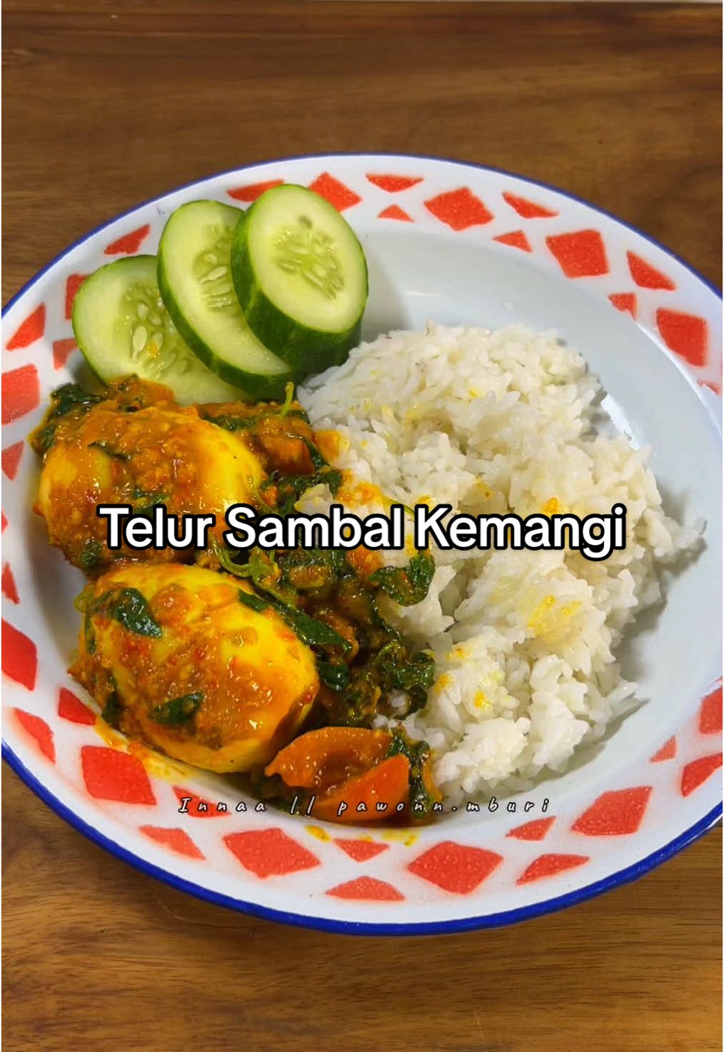 Telur sambal kemangi. ✨ Save dulu buat ide masak nanti. Bahan: - 10 telur - 7 cabe merah besar  - 4 cabe hijau besar - 7 cabe rawit - 5 bawang merah - 5 bawang putih - 2 kemiri - 2 cm jahe - 2 cm kunyit - 1 tomat iris - kemangi Seasoning: - 200 ml air - garam - lada - saus tiram - gula pasir