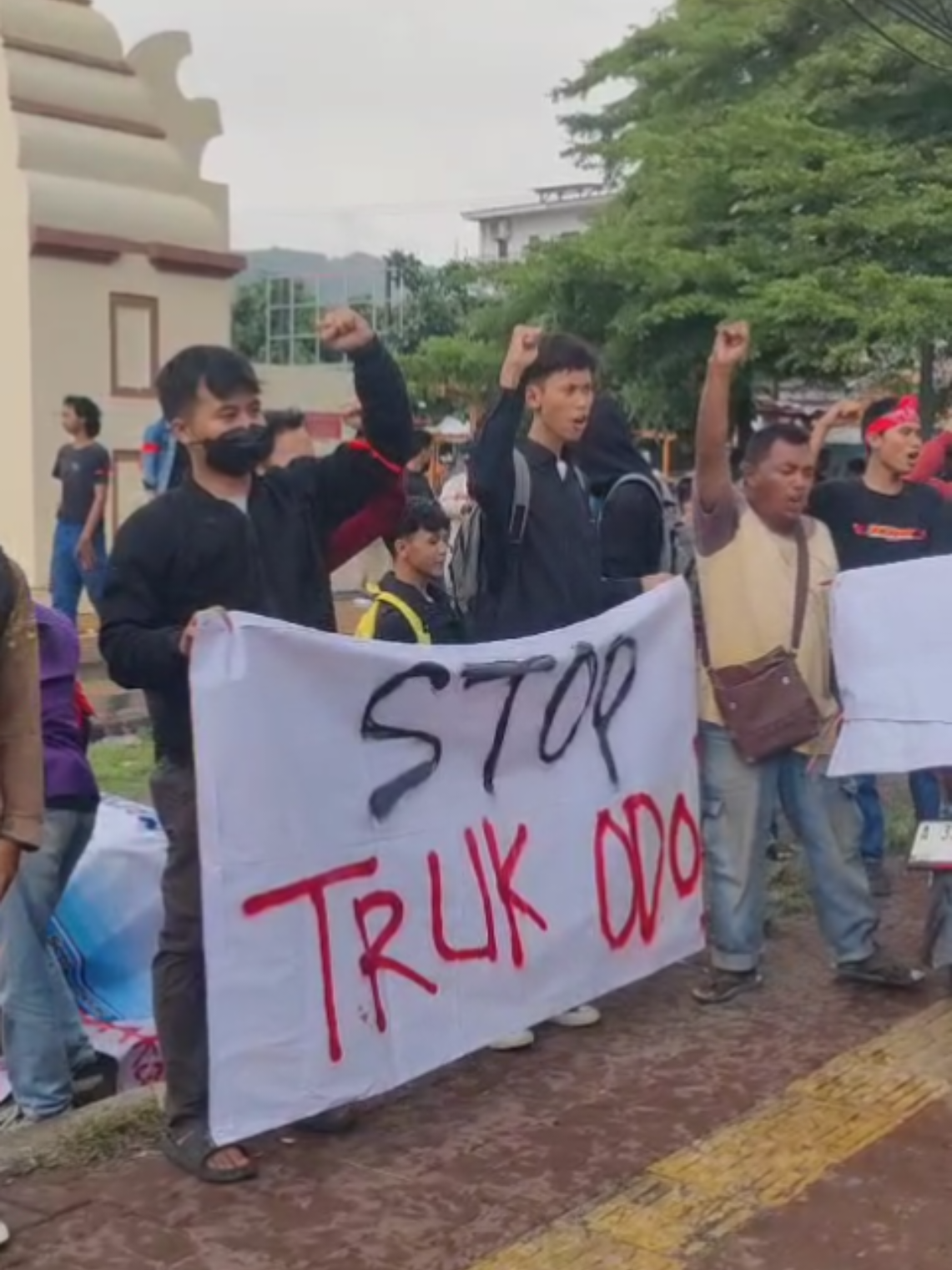 Ditengah guyuran hujan massa aksi dari aliansi Kramatwatu melawan saat tetap melakukan aksi #odol #truk #viral 