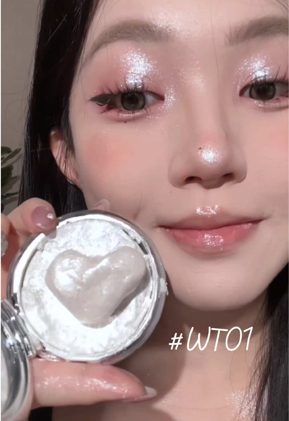 Chỉ một lần chạm là siêu lấp lánh! ✨ Kết cấu mềm mịn như khoai tây nghiền, có thể thoải mái ấn và tán đều theo ý thích~ #focallure #focallurevn #slimehighlighter #highlighter