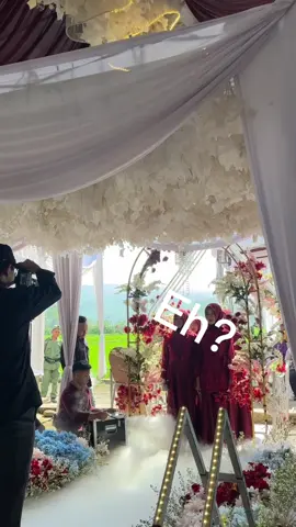 “Dikira bakal momen romantis, ternyata jadi stand-up comedy dadakan 😝💍”  #kirabpengantin #CapCut #weddingcore #dryice 