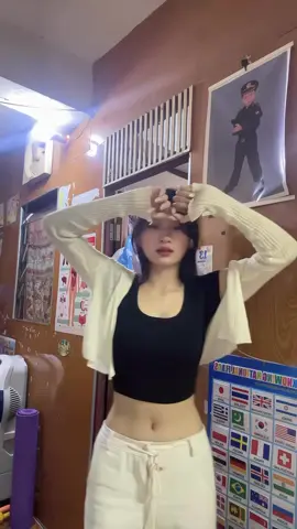 Outfit of the day 🥰 #OOTD #cewe #cantik #idaman #fullbody #tanktophitam 