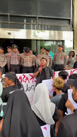 Di balik gerobak sederhana, ada keluarga yang menunggu makan malam. Tapi mereka terus diusir, dianggap pengganggu kota. Mari perjuangkan hak PKL — karena mereka juga warga negara, bukan beban pembangunan. #demopamekasan #bupatipamekasan #pamekasan #pkl #pedagangkakilima 
