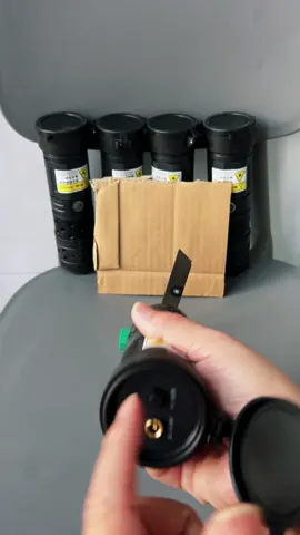 L'allumeur laser de 80 watts brûle à travers la lame#laserigniter #lazer #fontool #Timelaser #tiktok 