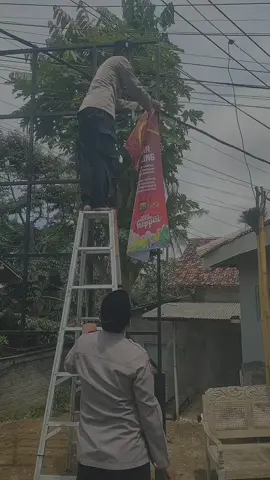Polsek Wonotirto  Polres Blitar melaksanakan kegiatan Pemasangan Banner Himbauan Aktifkan Siskamping  di Di Wilayah Kecamatan  Wonotirto  Kab. Blitar.  Melalui dialog, sosialisasi Kamtibmas, dan pengamanan kegiatan masyarakat, Polri bersama warga terus memperkuat sinergi dalam menjaga keamanan lingkungan. #polresblitar #blitar #polisibaik #bhabinkamtibmas #polripresisi 