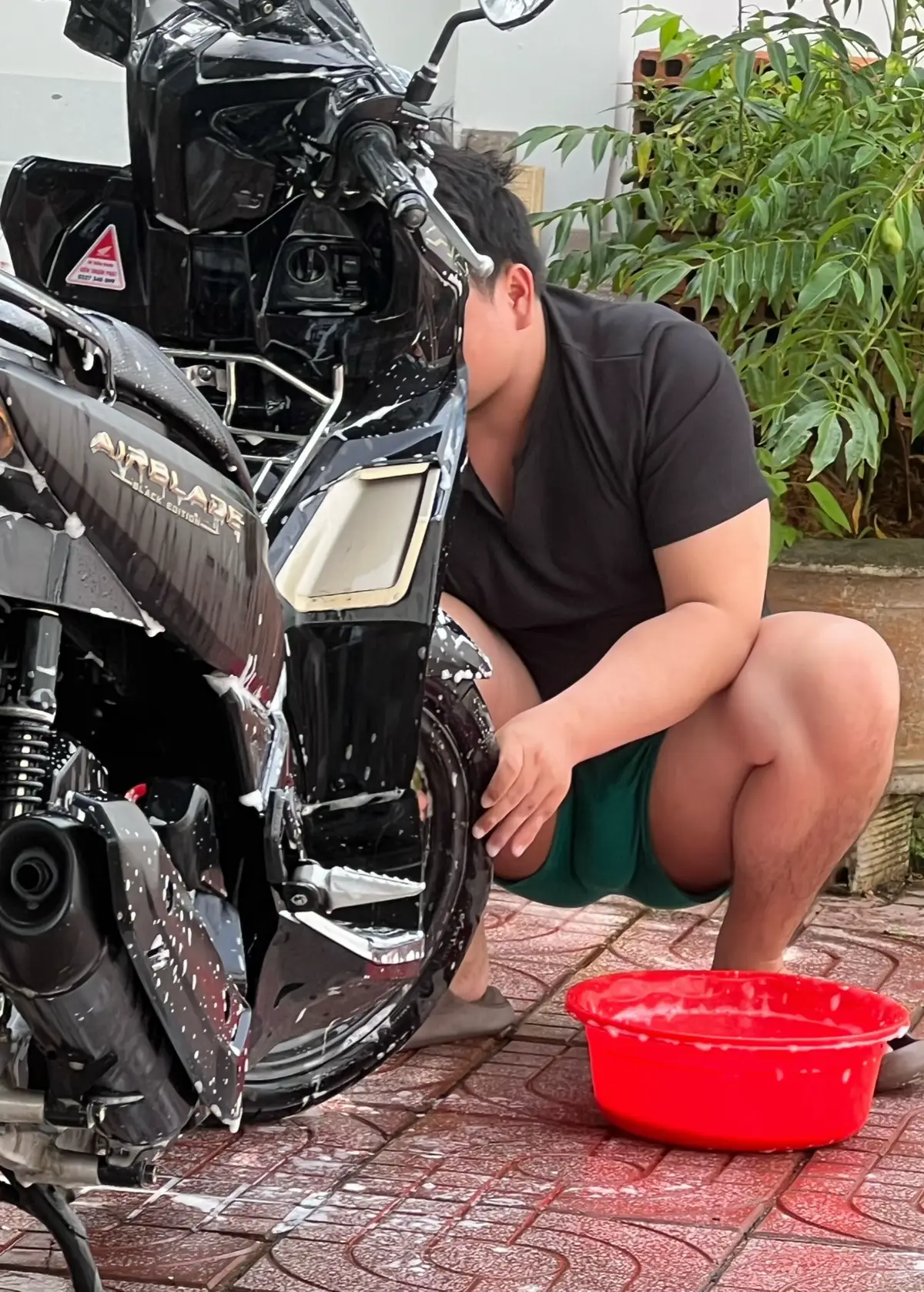 Rửa xe cũng bị chụp lén 