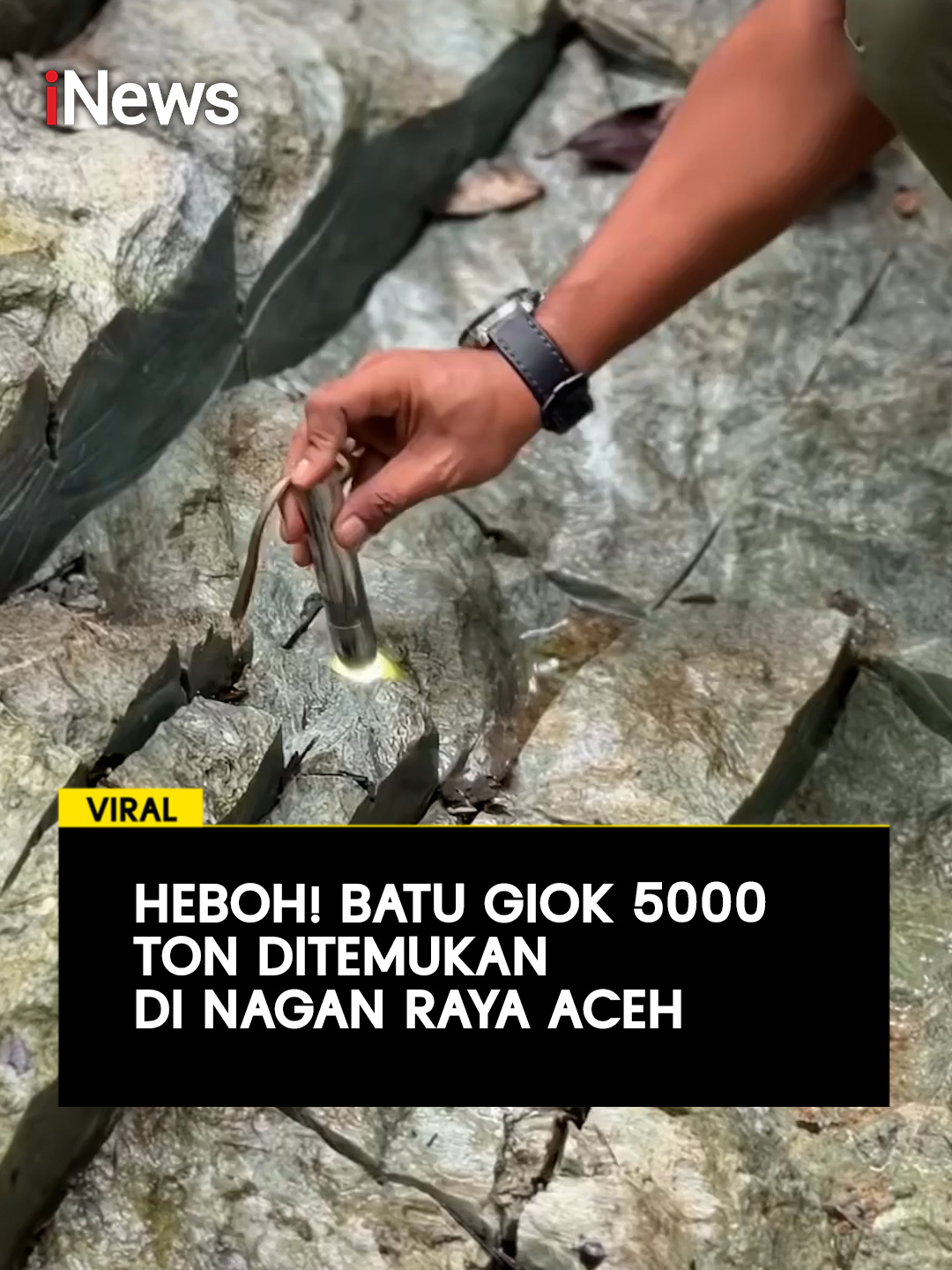 Batu giok raksasa yang diperkirakan seberat 5 ribu ton ditemukan di Nagan Raya, Aceh. Bupati Nagan Raya, Teuku Raja Keumangan (TRK), menegaskan, seluruh batu giok yang ditemukan akan dikelola untuk kepentingan masyarakat luas dan kemaslahatan umat Lebih lanjut, TRK menambahkan, penemuan batu giok raksasa ini juga memperkuat langkah Pemerintah Kabupaten Nagan Raya dalam menyelesaikan pembangunan Masjid Giok Nagan Raya. Giok ini ditemukan tidak jauh dari lokasi penemuan beberapa tahun lalu seberat 20 ton. Batu permata itu awalnya ditemukan warga yang selanjutnya dilaporkan ke bupati. Baca selengkapnya hanya di  https://www.inews.id/news #iNews #Viral #BatuGiokAceh #BatuGiok #Aceh