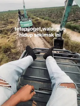 masuk dia endang pacet😂@SURYA10RB3🚬  #fyppppppppppppppppppppppp #opratorexcavator #zxybca #fypシ゚viral🖤tiktok #promomakangajian 