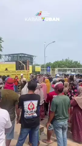 Ratusan warga dari Desa Remen dan Tasikharjo, Kecamatan Jenu, Kabupaten Tuban, menggelar aksi demonstrasi di depan pintu masuk PT Trans Pacific Petrochemical Indotama (TPPI), Senin (27/10/2025). Massa menuntut perusahaan memberikan kompensasi pasca-insiden kebakaran pompa yang sempat memicu kepanikan warga sekitar. Selain kompensasi, massa aksi juga menyampaikan sejumlah tuntutan lain, di antaranya prioritas tenaga kerja lokal dan perbaikan komunikasi antara perusahaan dengan masyarakat. baca berita selengkapnya di kabartuban.com (...)  #beritatiktok #beritatuban #tppi #kabartuban #tubanjatim 