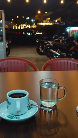 kopi hangat sisa semalam dan Senin yang pelan—semuanya berpadu jadi harmoni yang indah.” #padahariini #katakata  #putihitam 