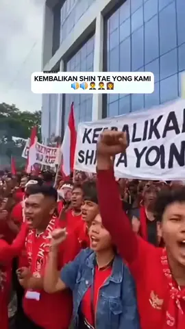 Sudah mulai bergerak suporter demo kantor pssi, tuntut kembalikan STY. #timnasindonesia  #pssi  #shintaeyong  #sty #lagiviral 