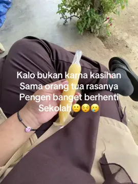 Iya rasanya mau berhenti sekolah juga tapi aku mikir kedua orang tua aku yang udah ngebiayayain baju sekolah#mauberhentisekolah #fyppppppppppppppppppppppp 