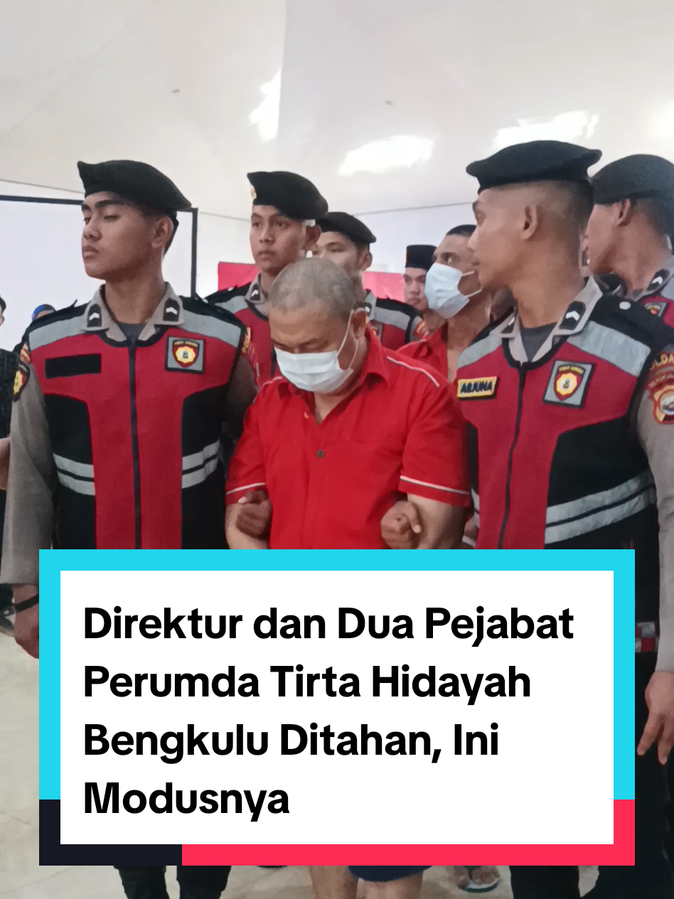 Direktur dan Dua Pejabat Perumda Tirta Hidayah Bengkulu Ditahan, Ini Modusnya!  Bengkulu- Subdit Tipidkor Ditreskrimsus Polda Bengkulu menetapkan dan menahan tiga tersangka dalam kasus dugaan tindak pidana korupsi penerimaan dan pengelolaan pegawai di lingkungan Perusahaan Umum Daerah (Perumda) Tirta Hidayah Kota Bengkulu.  Kasus ini terjadi dalam kurun waktu Tahun Anggaran 2023 hingga Mei 2025. Ketiga tersangka yakni, SB selaku Direktur Perumda Tirta Hidayah, YP Kabag Umum Perumda Tirta Hidayah (periode April 2022–Juli 2024) dan EH Kasubag Water Meter Kabid Humas Polda Bengkulu, Kombespol Andy Pramudya Wardana menerangkan modus yang dilakukan,  dengan cara menerima uang suap dan gratifikasi dari 117 orang calon pegawai.  Setelah menerima uang tersebut, direksi menerbitkan Surat Perintah Tugas (SPT) dan mengangkat 117 orang tersebut menjadi Pegawai Harian Lepas (PHL). “Dari perhitungan sementara, total gratifikasi dari hasil penerimaan PHL sebesar Rp 9,5 miliar, dengan potensi kerugian negara sekitar Rp 5,5 miliar,” kata Kombespol Andy dalam keterangan press rilis, Senin 27 Oktober 2025. Disampaikan Kombes Pol Andy, Penyidik juga telah menerima pengembalian uang Rp 320 juta dari perkara ini. Para tersangka dijerat dengan Pasal 2 Ayat (1), Pasal 3, Pasal 5 Ayat (2), dan Pasal 12 huruf (a) UU Nomor 31 Tahun 1999 yang telah diubah dengan UU Nomor 20 Tahun 2001 tentang Pemberantasan Tindak Pidana Korupsi, jo Pasal 55 ayat (1) ke-1 KUHPidana, dengan ancaman pidana penjara seumur hidup dan/atau denda maksimal Rp 1 miliar. #tersangkapdam #poldabengkulu  #tersangkakasuspdambengkulu 