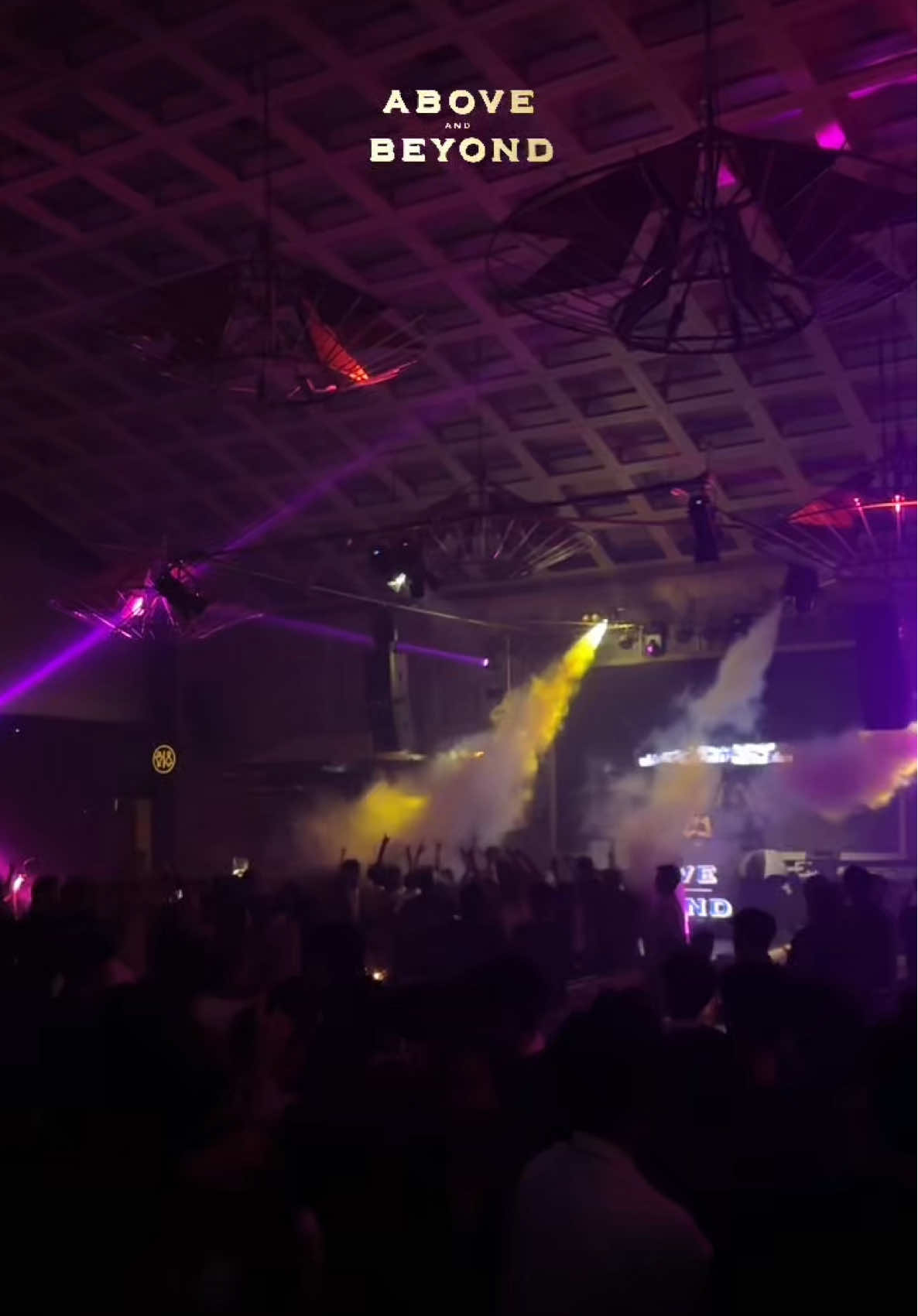 Music speaks louder when you’re in the crowd✨🔉 📍Above and Beyond Paskal Hyper Square Blok R1 RSVP : 087777113338 #aboveandbeyondbdg #dj #party #clubbing #bandungclubbing 