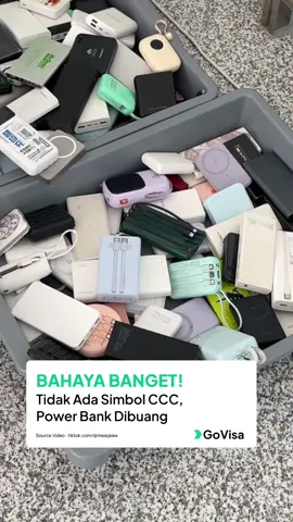Powerbank dengan baterai lithium wajib dibawa di dalam tas kabin, bukan di dalam bagasi terdaftar. Alasannya karena jika terjadi insiden panas berlebih atau keluar asap, awak kabin dapat dengan cepat mengidentifikasi sumbernya dan mengambil tindakan pemadaman di dalam kabin.  Kalau insiden terjadi di dalam kompartemen kargo yang tidak terpantau, tentu risikonya akan jauh lebih besar dan sulit ditangani. Jadi, pastikan ada logo “3C atau CCC” pada powerbank yang kamu bawa. Jika tidak ada atau tulisannya sudah pudar, pilihan paling aman adalah meninggalkan powerbank tersebut di rumah.🔋 Apa pendapat kamu tentang aturan ini? Tulis di kolom komentar ya✈️ #govisa #jasavisa #breakingnews 