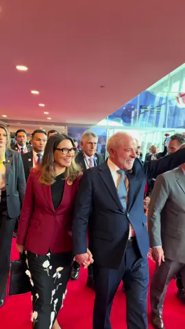 Na chegada à Cúpula do Leste Asiático, ganhei um parabéns inesperado dos jornalistas estrangeiros ✨❤️ 🎥 @ricardostuckert