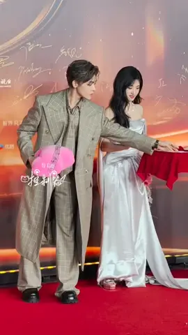 Hông biết đêm hội Weibo năm nay có hai iẻm hông !!! #NhậpThanhVân入青云 #LưDụcHiểu #HầuMinhHạo #xuhuong #xuhuongtiktok 