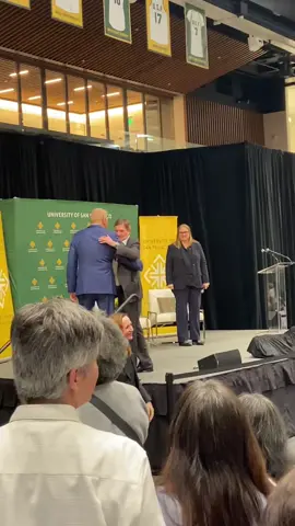Kevin was happily welcomed at the university of san Francisco, what a lovely moment for them to have a legend in their mist .  #liferespect🌹 #kevincostner #fanlove❤️ #interview #sanfrancisco 
