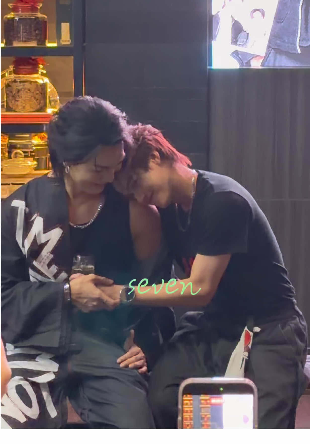 Only he can touch it😂😏@🤍Yong_yutt🤍 @Oatpasakorn  #ITSSKINxBoatOatParty #boatoat #BoatYongyut #Oatpasakorn 