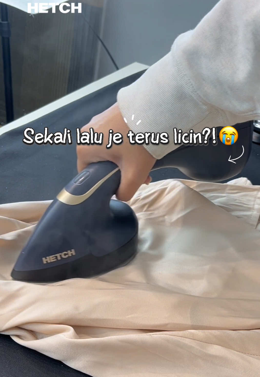 Baju berkedut? Jangan risau! Dengan HETCH Steam Iron TS5, sekali gosok terus licin 💨✨ Cepat panas, tak hangus baju & senang sangat nak guna 👕Jangan tunggu! Grab sekarang! #hetch #hetchts5 #steamiron #ironbaju #gosokbaju 