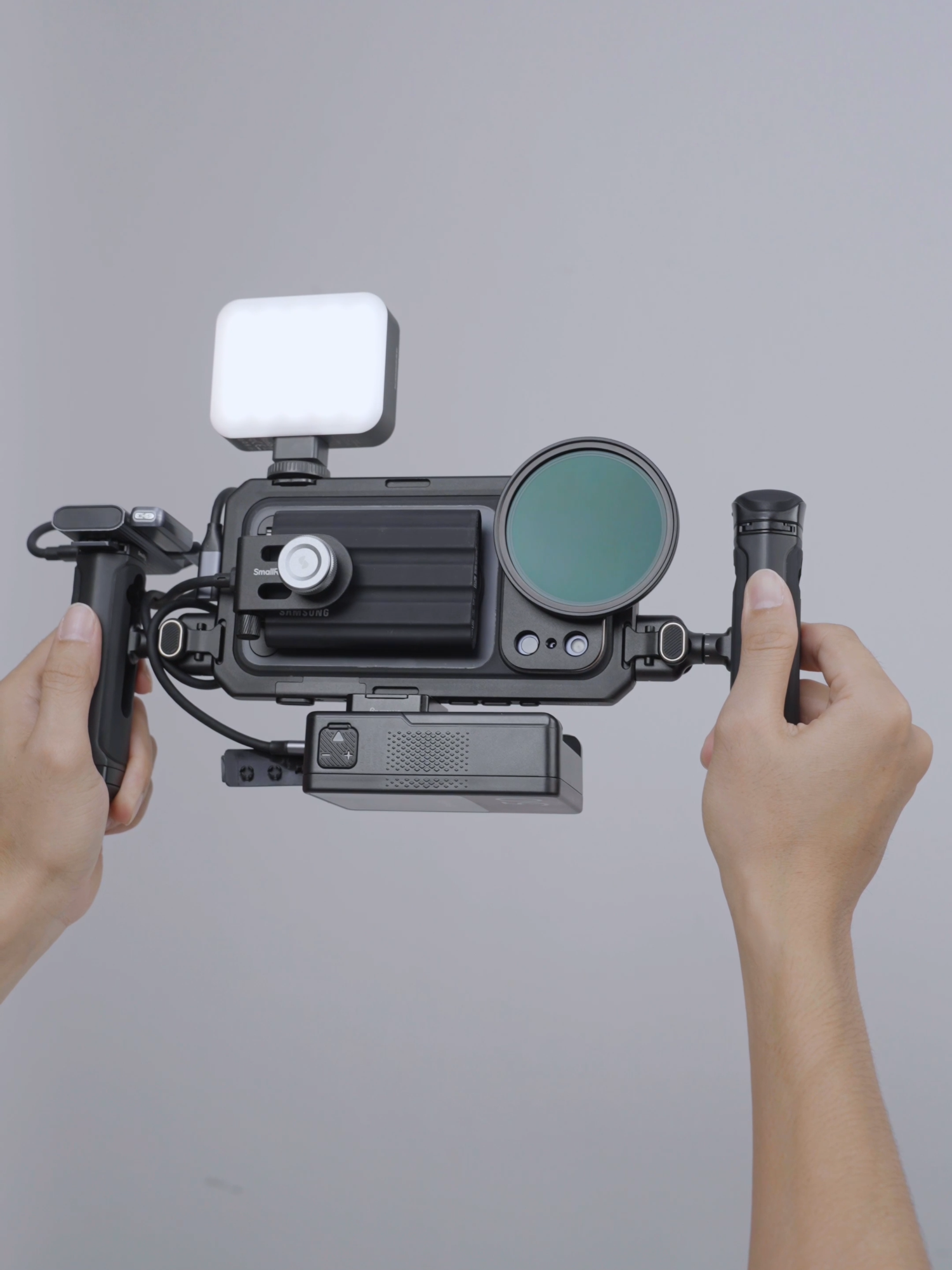 Lowkey addicted to this SmallRig filming setup 😅🎥 #SmallRig #contentcreator #tiktoktrend #cameragear #CameraSetup #filmmaker #filmmaking #ContentCreator #film #cinematic #vibe #iphone #phone #apple #iphone17 #Tech #pov