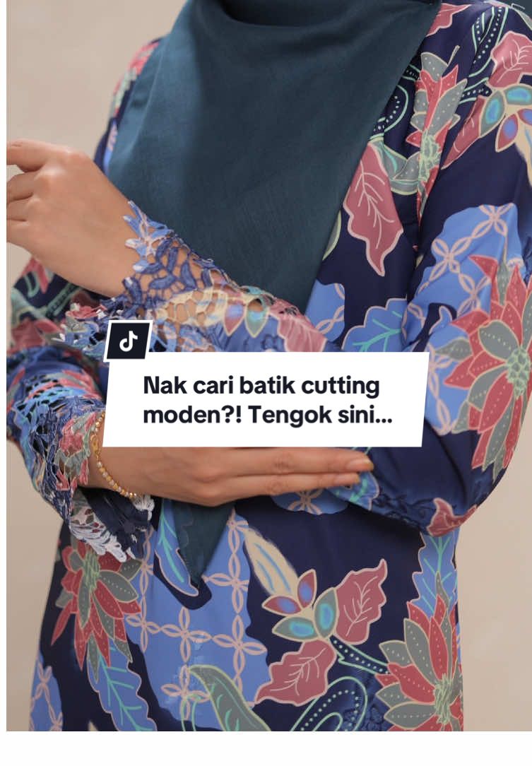 Batik Elma ni sesuai untuk cikgu yang nak pakai sesuatu yang trendy & moden tapi dalam masa yang sama patuh etika pemakaian. Cutting kurung moden & bersulam di bahagian tangan & bawah baju. Tekan bag kuning sekarang! #noorarfa #batikanggungurudisanjung #bajukurungbatik #seragambatikmalaysia #batikpejabat 
