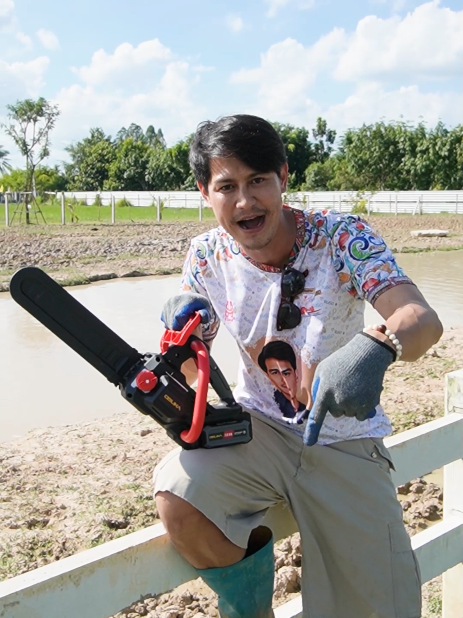 เกษตรกร ยุคใหม่ ต้องสะดวก ต้องสบาย และต้องไร้สาย!! แบบ เลื่อยโซ่ไร้สาย OSUKA  รุ่น OCCS430 ที่ทำให้ชีวิตเกษตรกรอย่างผมง่ายขึ้นมากเลยครับ #OCCS430 ทำงานเร็ว พกพาสะดวก #toolspartner #OSUKA #เครื่องมือช่าง