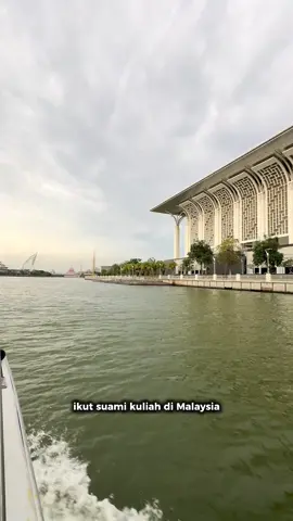 Kadang belajar paling seru itu justru waktu kita berani keluar dari zona nyaman 🌏 Masih banyak yang mikir kalau belajar di luar negeri itu susah banget, padahal ada cara seru buat mulai dari sekarang ✨ Salah satunya lewat program edutrip ke Malaysia bersama @Edutrip | Exchange | Open Trip , kamu bisa ngerasain suasana belajar internasional, kenalan sama mahasiswa luar, dan lihat langsung kehidupan kampus di sana 🇲🇾 Cocok banget buat kamu yang pengen explore dunia pendidikan luar negeri 🎓 👇 Komen “STYLE” ya, aku bakal DM kamu detail programnya~ #style 